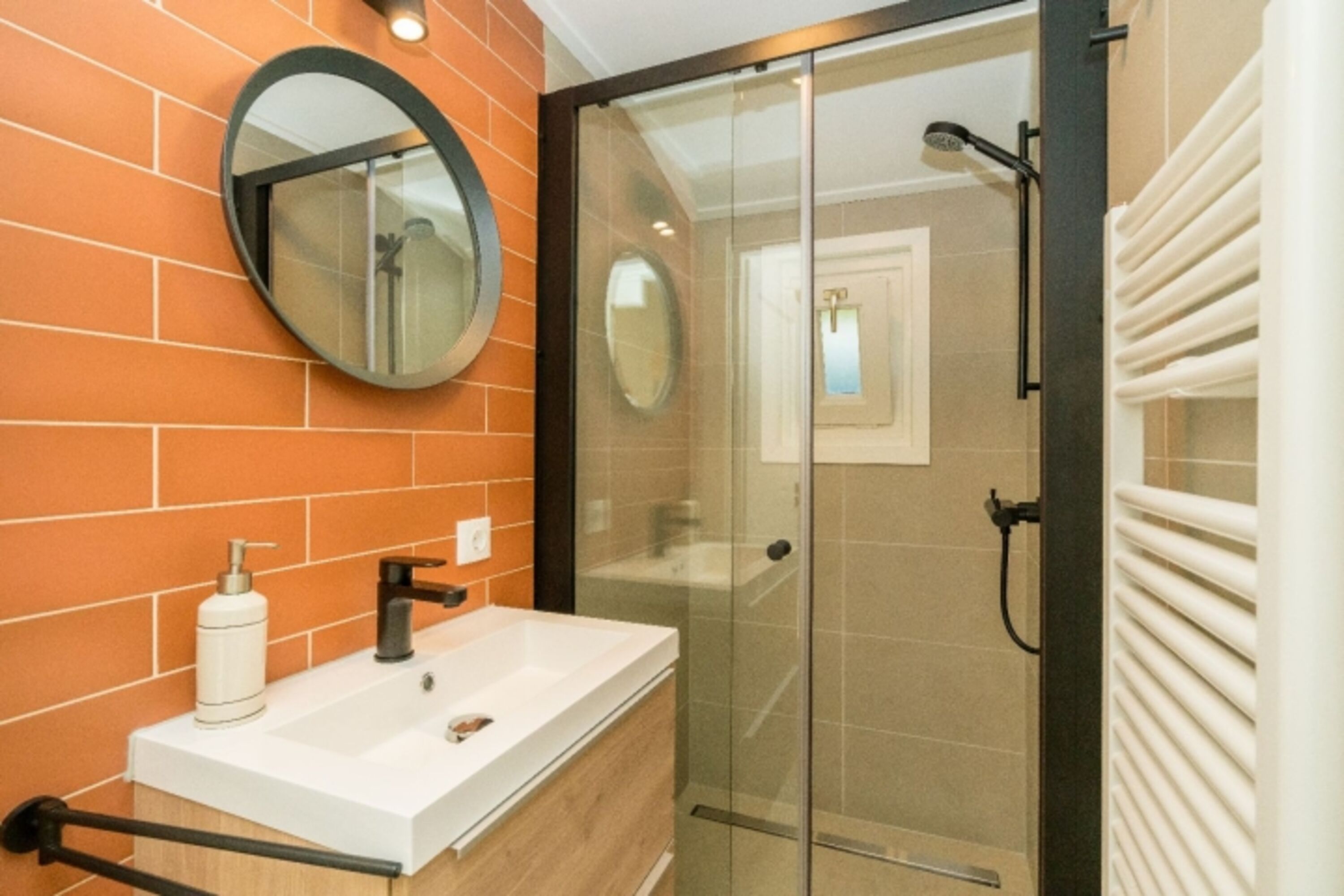 2. Badzimmer mit Dusche und Wasbecken