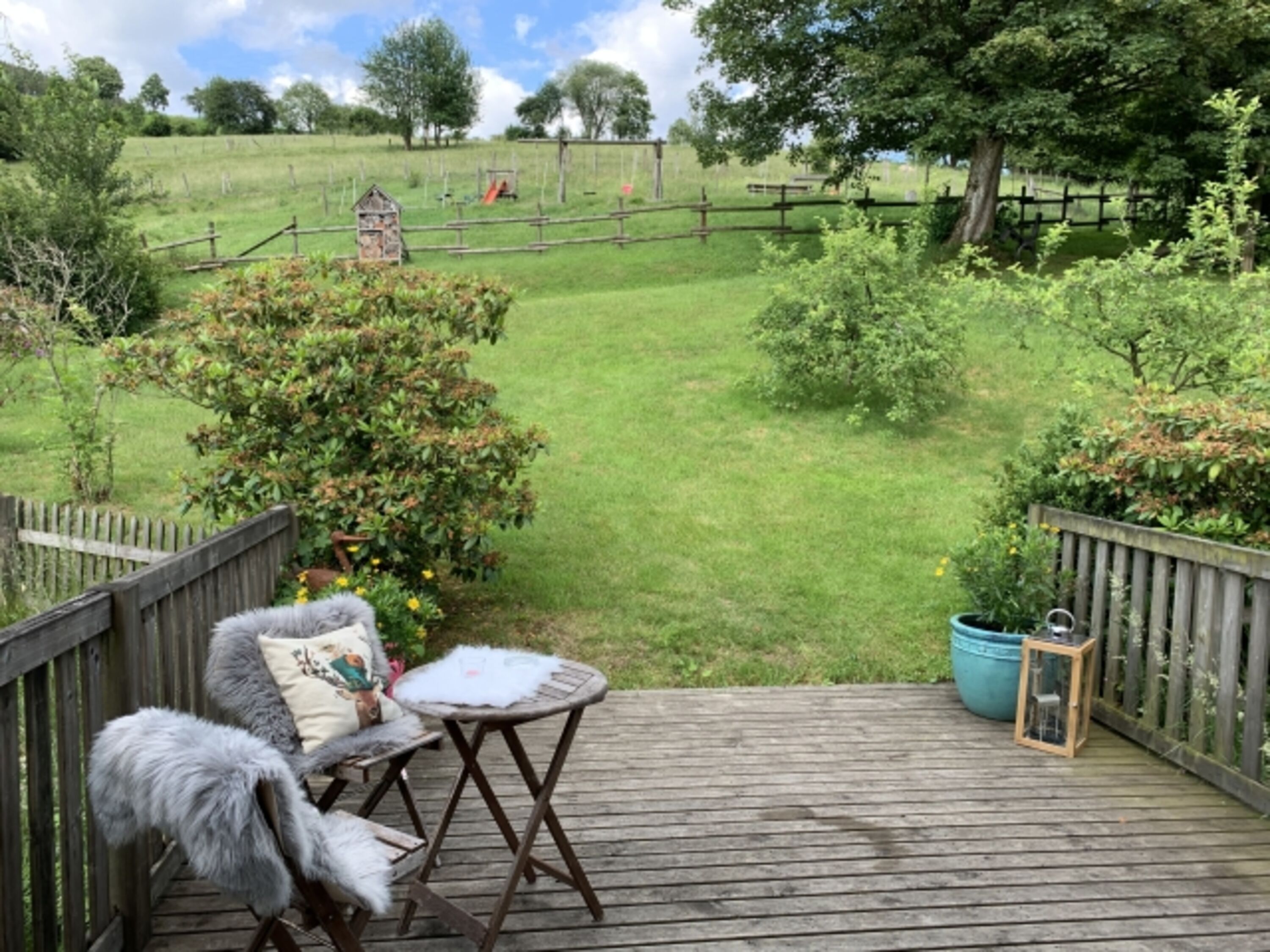 Terrasse mit Blick Richtung Garten