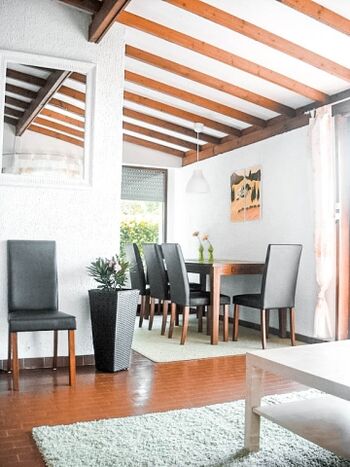 Wohnbereich und offene Küche