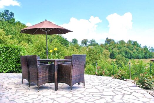 Uneinsehbare Sonnenterrasse mit Gartenmöbel, Sonnenschirm und Seitenmarkiese (Seeblick)