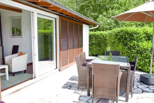 Wohnzimmer mit direktem Zugang auf die Sonnenterrasee. Von hier aus genießt men einen Blick auf den Gardasee und den Monte Baldo.