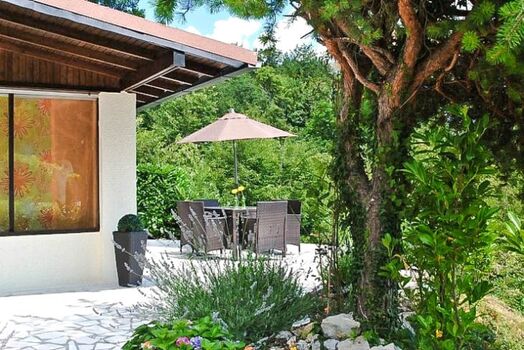 Naturstein gepflasterte Terrasse