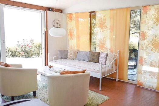 Wohnbereich mit großer Glasschiebetüre auf die Terrasse