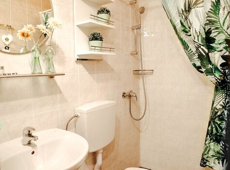 Bad mit Dusche und WC