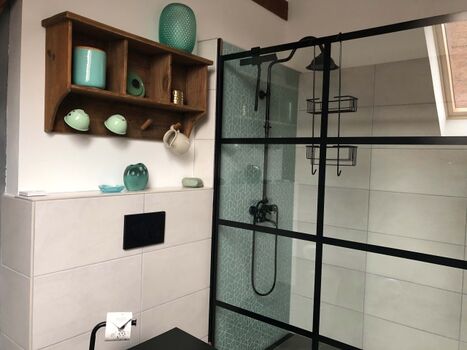 Große, bodenebene Dusche