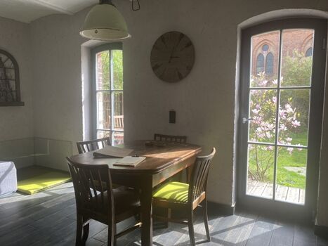 Esszimmer mit Blick in den Garten