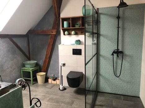 Das großzügige Badezimmer im 1. OG