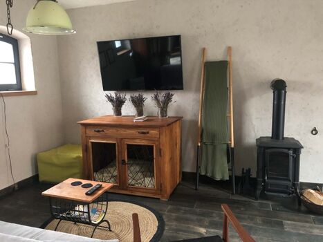 Die Kommode als Hundebox und der gemütliche Kamin