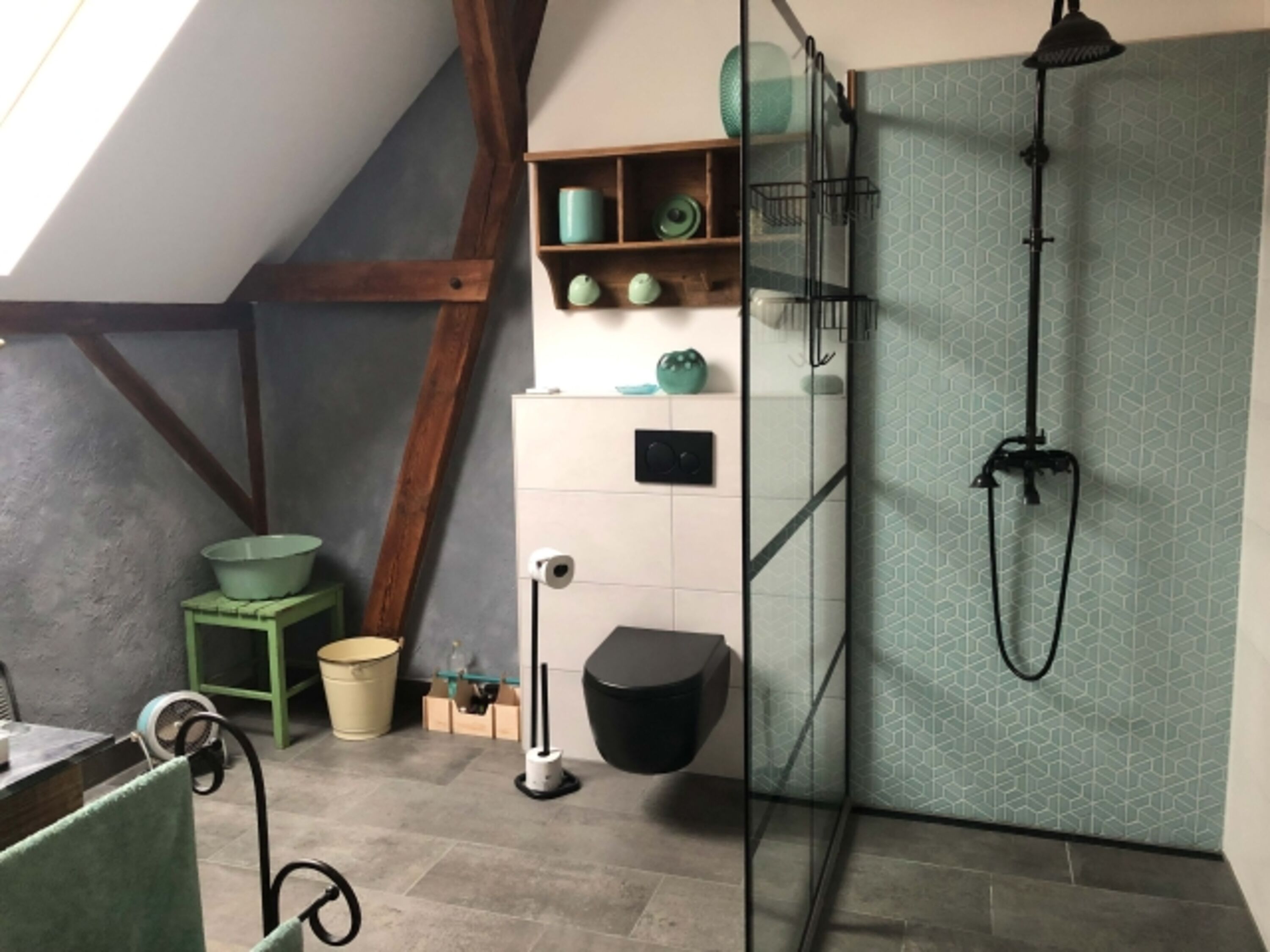 Das großzügige Badezimmer im 1. OG