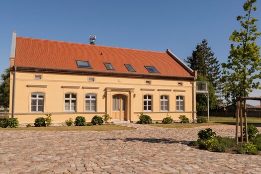 Außenansicht mit Vorhof