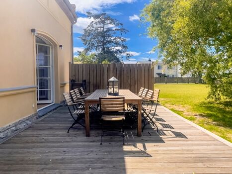 Terrasse mit Gartenmöblen