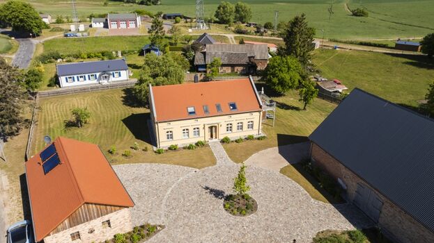 Außenansicht mit Vorhof und Garten