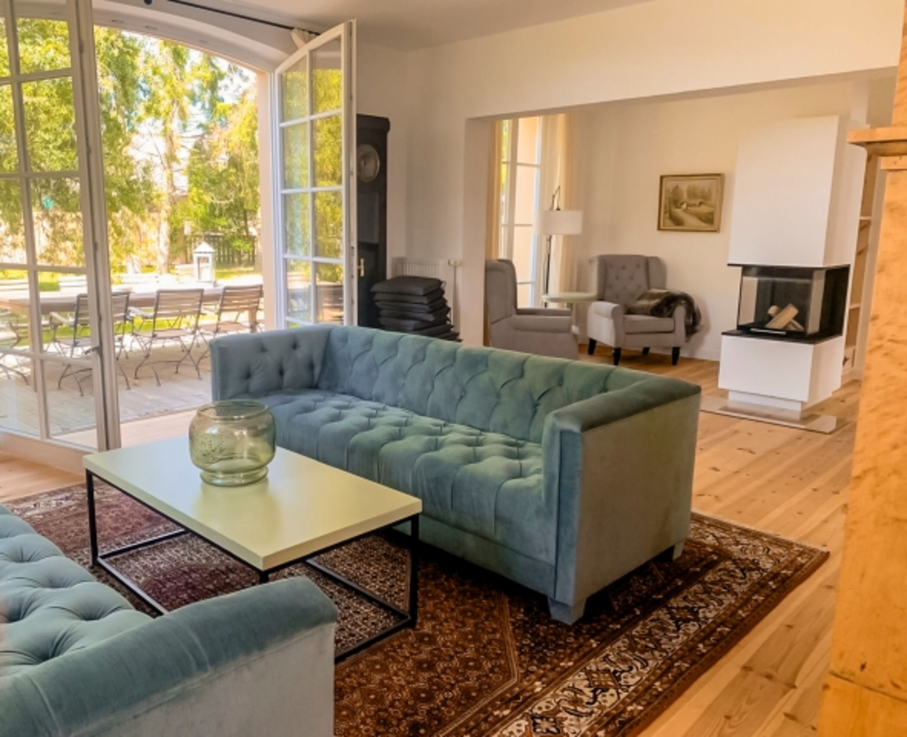 Wohnzimmer mit Kamin/Terrasse