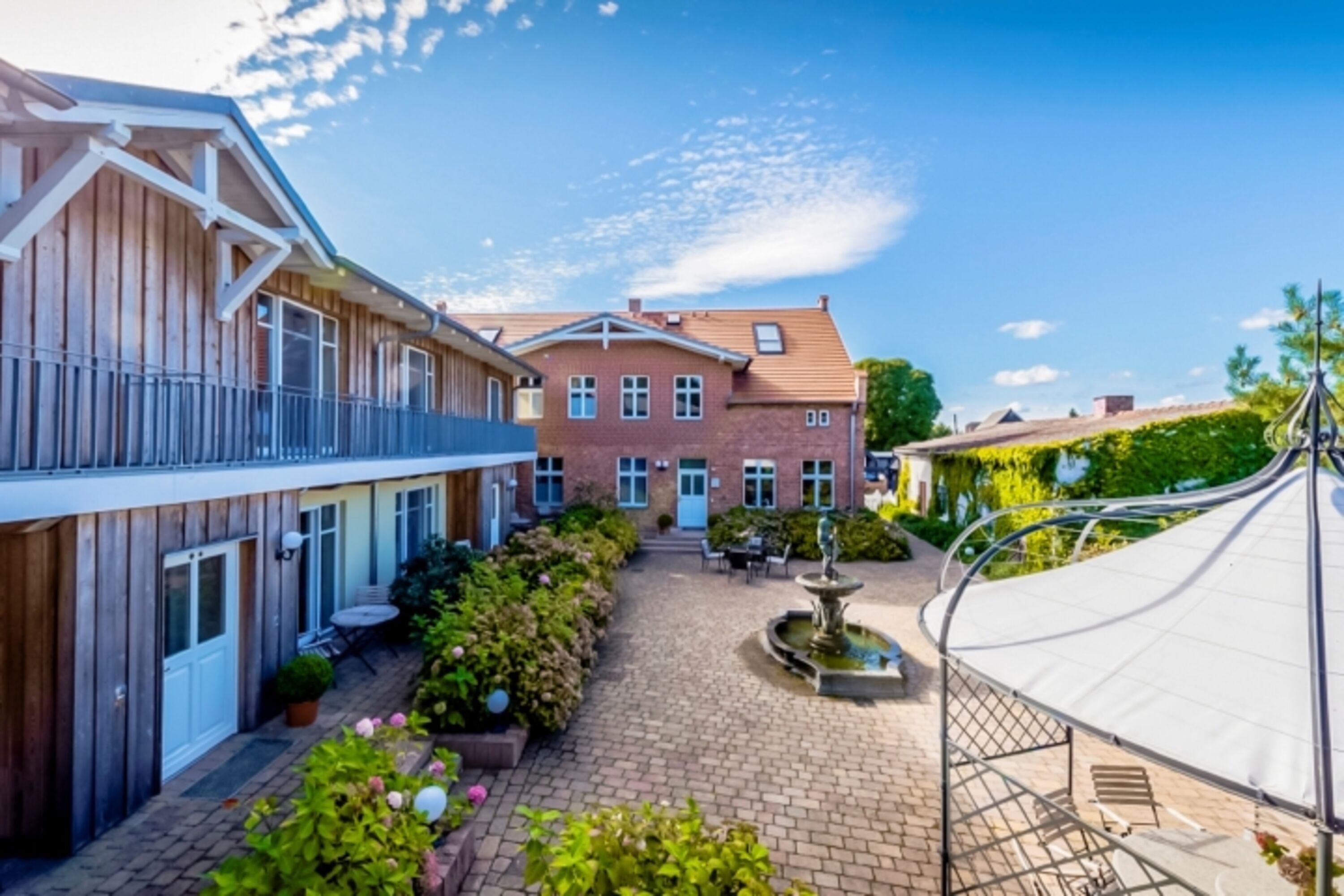 Herman`s Hof - Gebäudeansicht und Innenhof