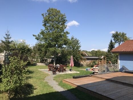 großer umzäunter Garten mit Grill, TT-Platte, Gartenmöbeln, Liegen etc.