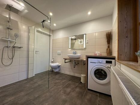 Badezimmer im EG mit Dusche und Waschmaschine