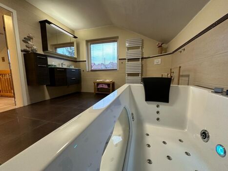 Badezimmer im 2. OG mit Badewanne und Dusche