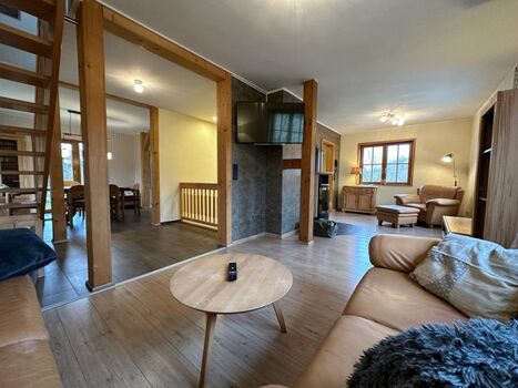 großzügiges offenes Wohn-, Ess- und Kaminzimmer im 1. OG
