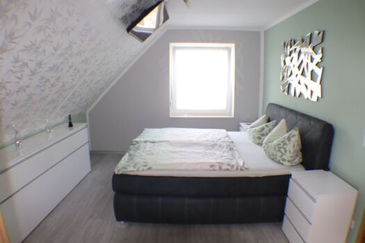 Schlafzimmer 2 OG mit...