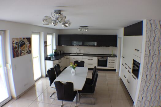 Küche mit Essbereich