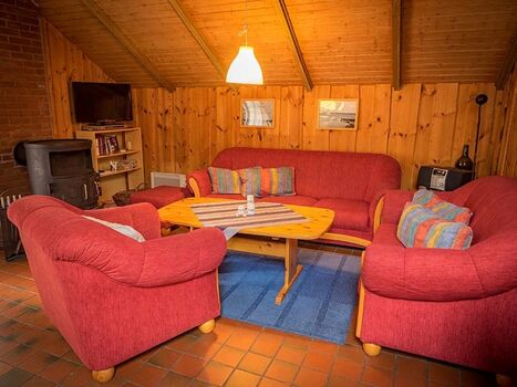 Wohnzimmer mit Kaminofen für gemütliche Abende 