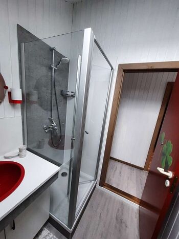 Badezimmer mit Dusche 