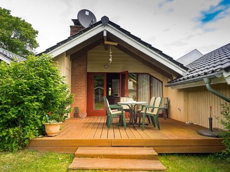 Blick vom Garten auf die Terrasse 