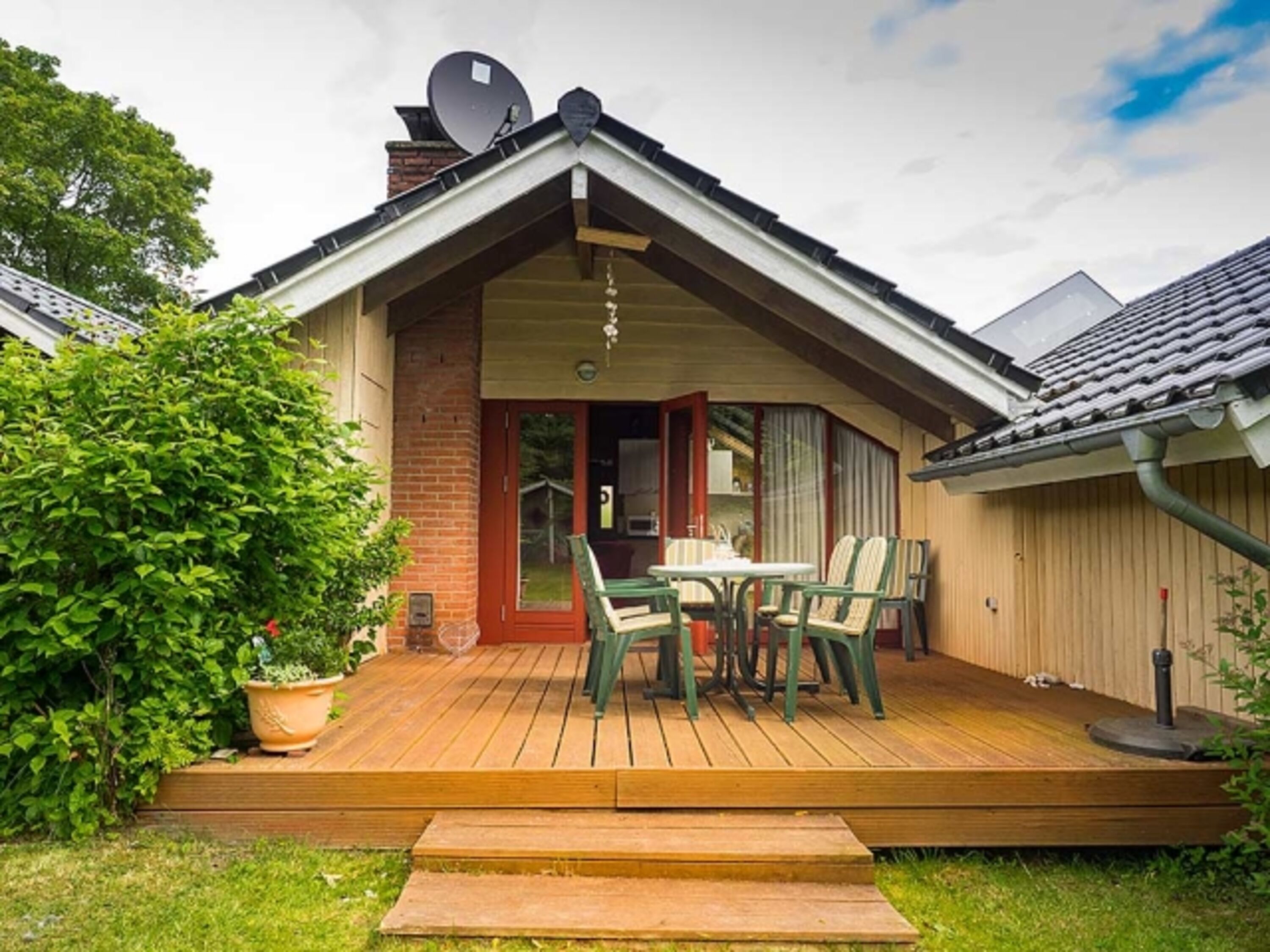 Blick vom Garten auf die Terrasse 