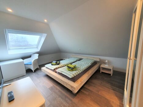 Schlafzimmer mit Doppelbett