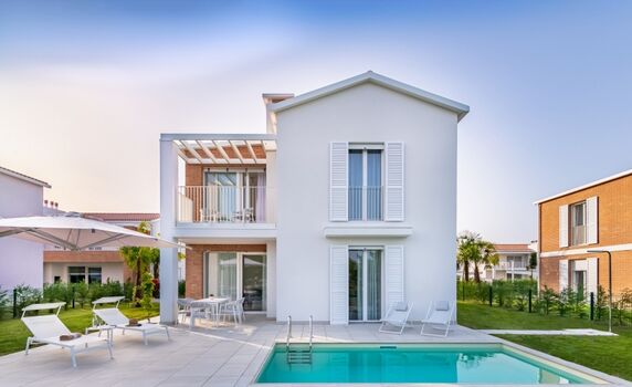 Die traumhafte zweigeschossige Villa ist freistehend und umzäunt