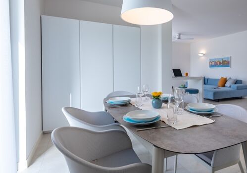 Im Innen und Außen erwarten Sie bequeme Sitzgelegenheiten