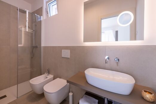 In den Bädern erwarten Sie Walk-In Regenduschen