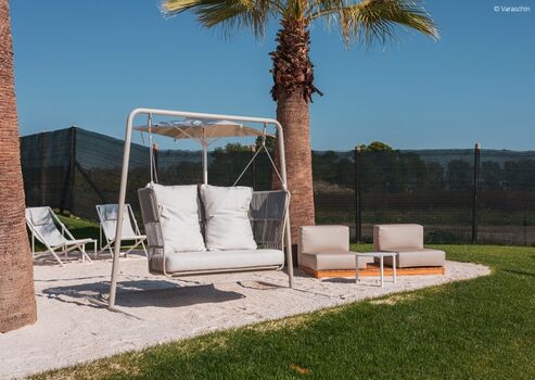 Unser Tipp:  Mit Blick auf die Poollandschaft ein kühles Getränk im Clubhaus genießen