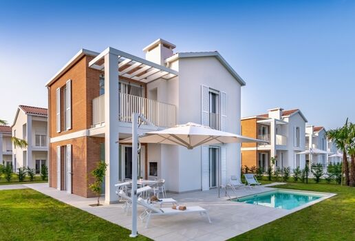 Moderne Villa mit privatem Pool direkt am Adriatischen Meer  ...