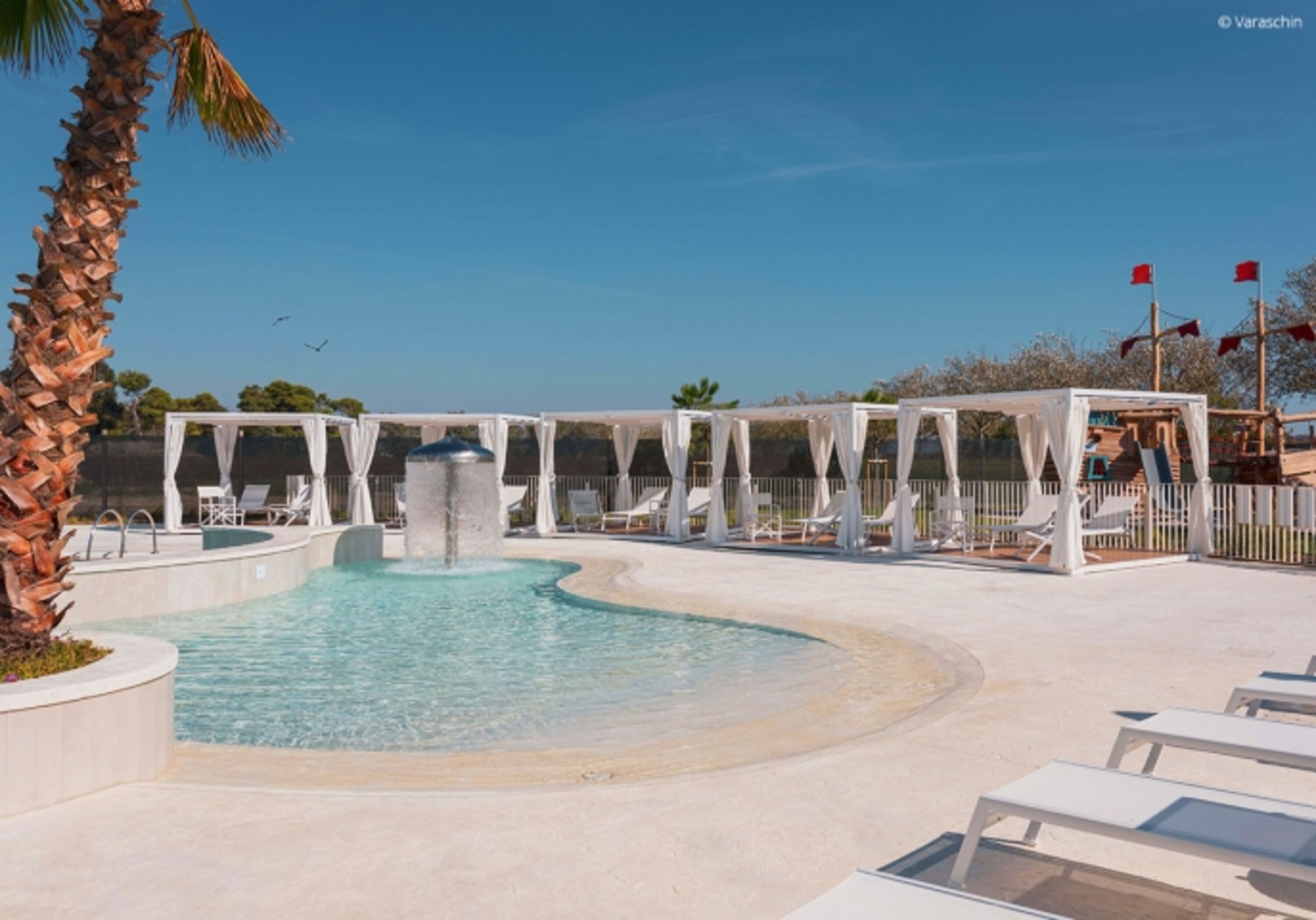 Weiße Cabanas verbreiten ein mediterranes Feeling