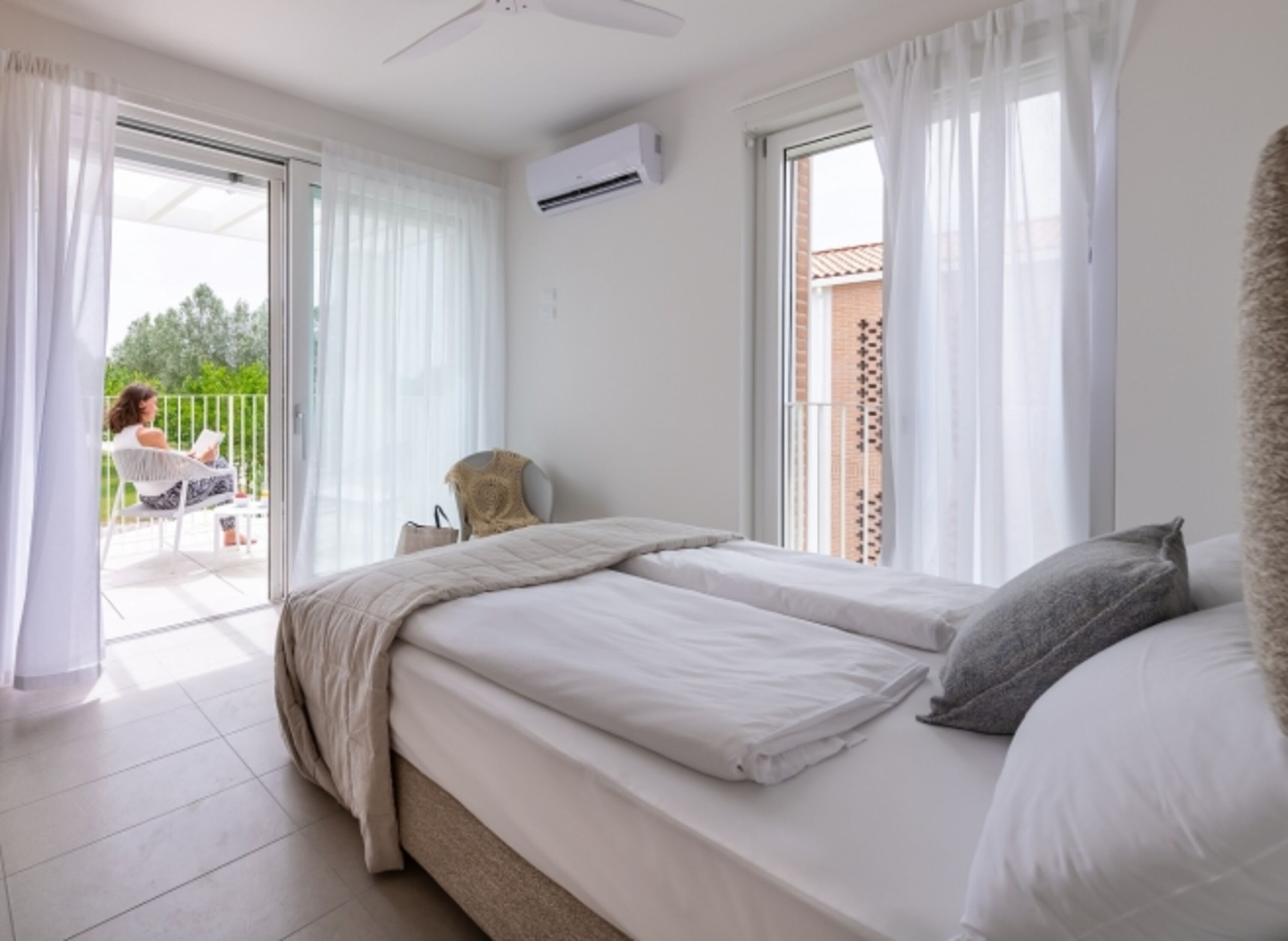 Das Hauptschlafzimmer der Villa mit Balkon und eigenem Badezimmer