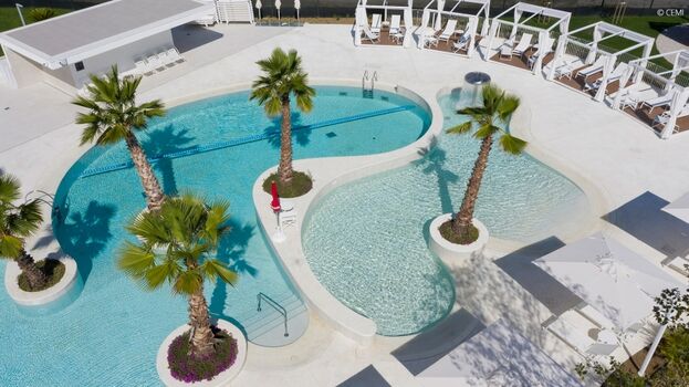 Let's fly with us - auch von oben ist die Pareus Poollandschaft ein Hingucker