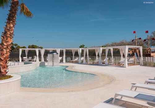 Weiße Cabanas verbreiten ein mediterranes Feeling