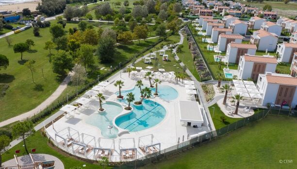 Die Pareus Poollandschaft ist umringt von einer grünen Oase