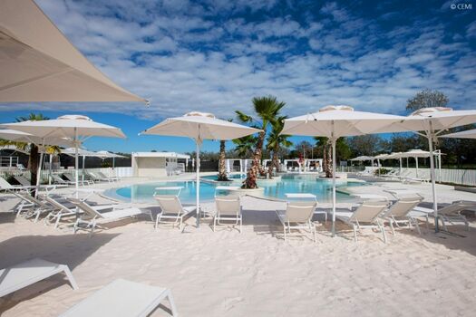 Karibisches Flair in Italien -  die Pareus Poollandschaft mit weißem Sand