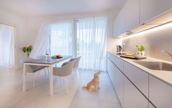 Suite Giardino im Pareus Beach Resort - zwei Schlafzimmer, großer Wohn-Essbereich, tolle Terrasse mit Garten