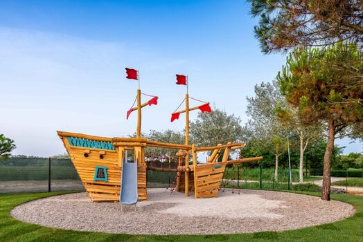 Der Kinderpool und das Abenteuerschiff bieten viel Spaß!