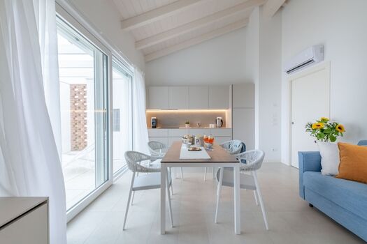 Der offene Wohn-/Essbereich glänzt durch italienisches Interior Design