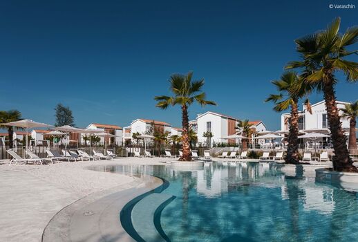 Moderne Suite mit Garten direkt am Adriatischen Meer in Ital ...