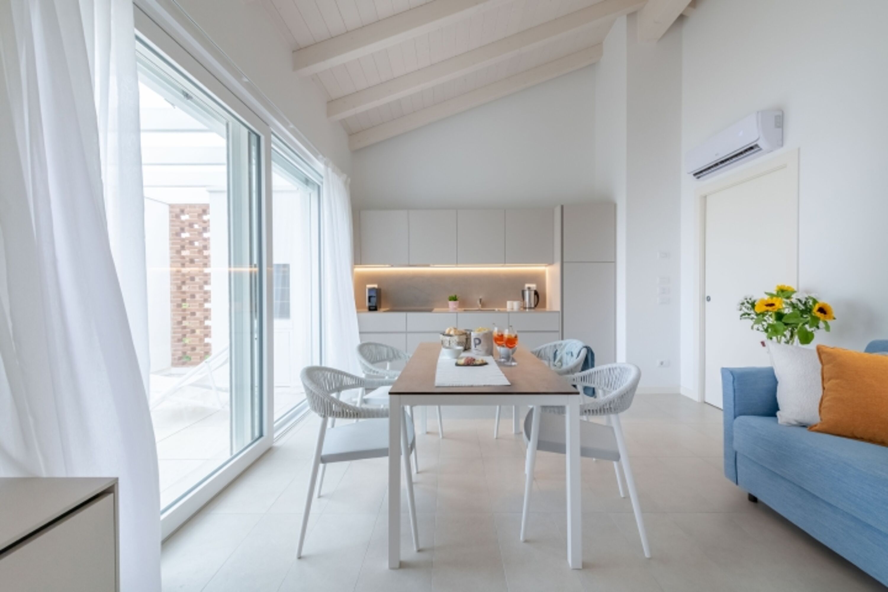 Der offene Wohn-/Essbereich glänzt durch italienisches Interior Design