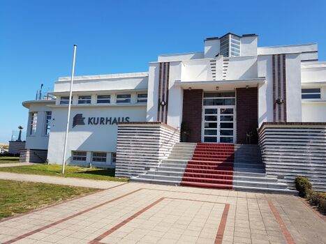 Kurhaus an der Strandpromenade