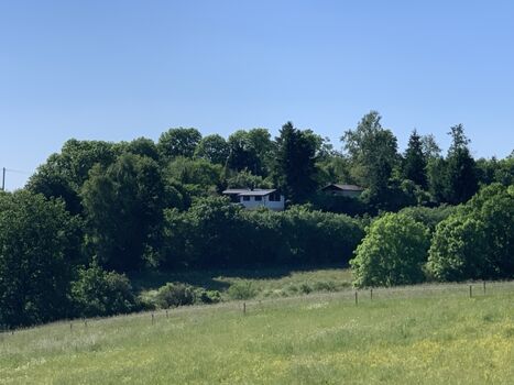 Blick aufs Haus in Mitten der Natur