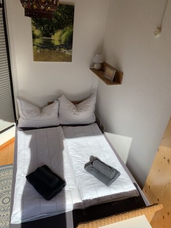 Wintergarten mit Doppelbett und tollem Blick in den Garten