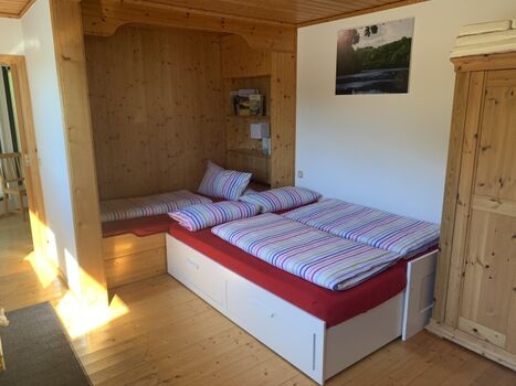 Schlafzimmer mit Doppelbett und Schlafkoje