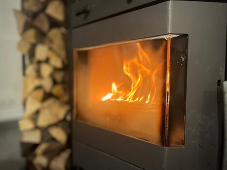 Gemütlich vor dem Kaminofen entspannen